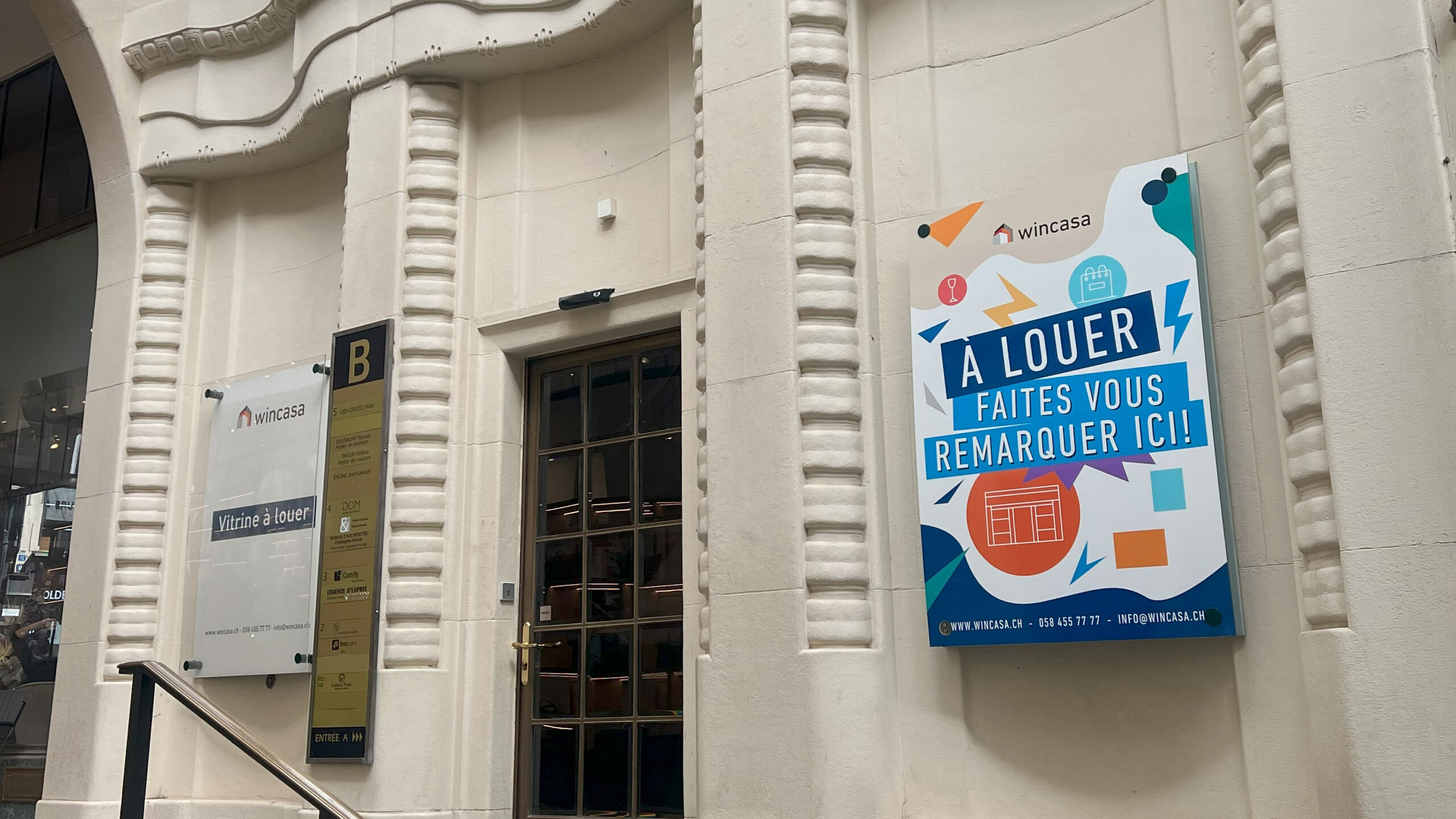 Affiche signalétique moderne sur plexiglass conçue pour Wincasa dans la Galerie St-François à Lausanne